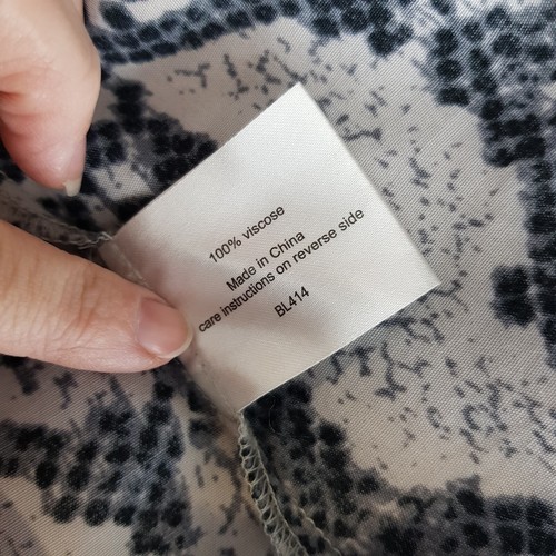 Laura Ashley Women Size 10 Blue White Snake Skin Print Slight Peplum Shift Top - Picture 10 of 10