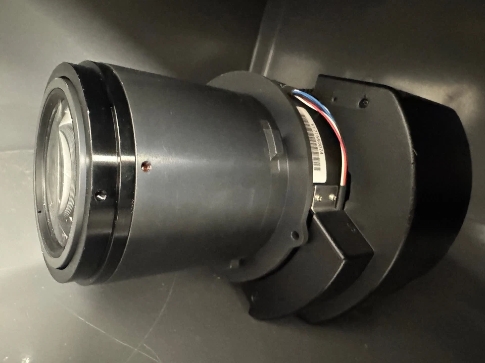 Nueva lente proyectora Epson ELPLM15 zoom de alcance medio Foto 3 de 3