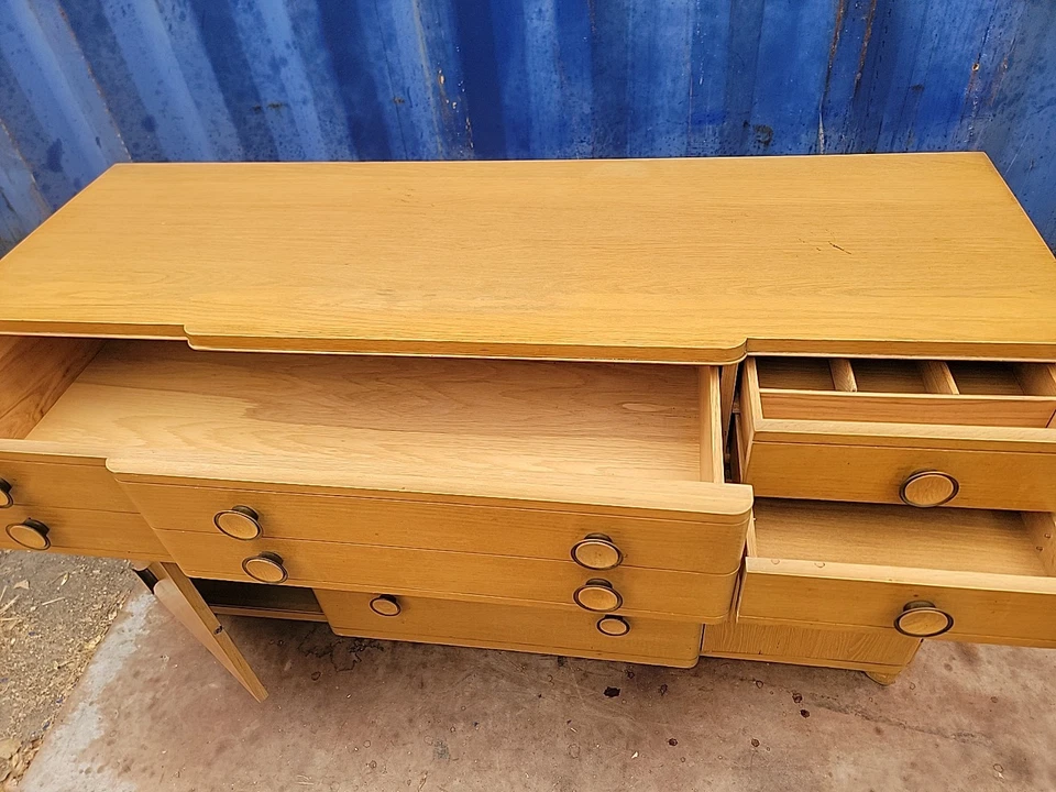 Vintage Credenza 5 'largo × 20 "ancho × 34" alto 100% madera maciza Foto 2 de 4