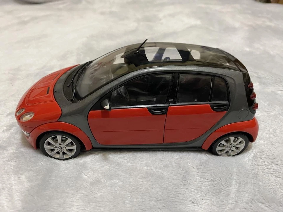 Kyosho Smart Forfour 1/18 Diecast Car Model - Precision Build - No Glass Case - Image 3 of 4