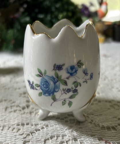 Small Cracked 3 Footed Porcelain Egg Painted With Blue Roses - Picture 9 of 10