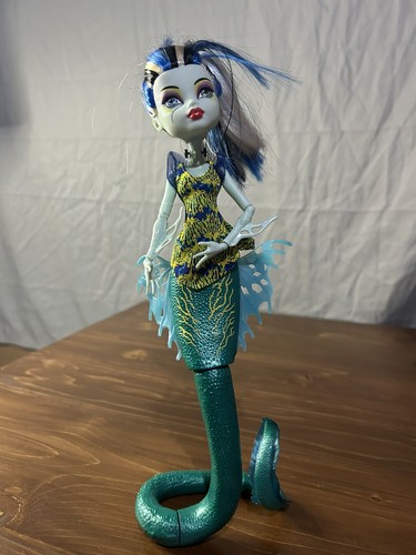 Monster High Great Scarrier Reef Glowsome Ghoulfish Frankie Stein doll