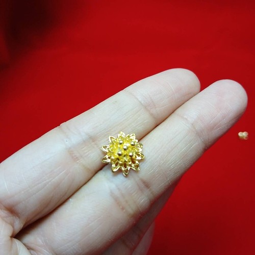 Pendientes Enchapados en Oro Flor Tailandés Baht Amarillo Huggie Joyería Mujeres Boda 1 par - Imagen 5 de 6