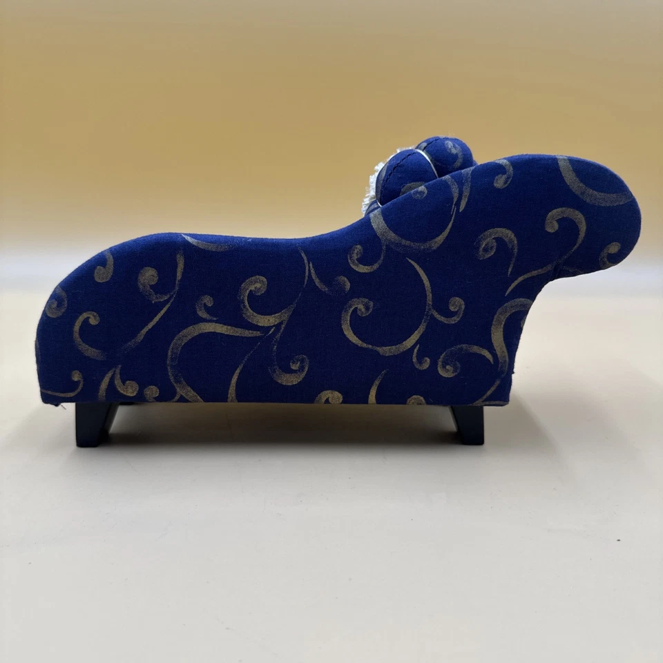 De colección 10” Chaise Lounge Pin Cojín Silla Azul con Pergaminos Dorados con Nociones de Almohada Foto 4 de 4