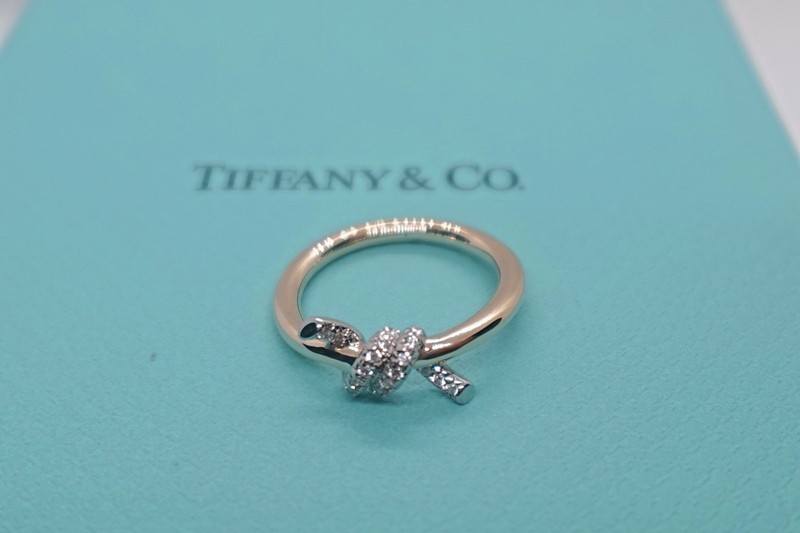 GIFT.Tlffany&co.Knot Ring in 18k Yellow Gold 0.05 CTW size 7