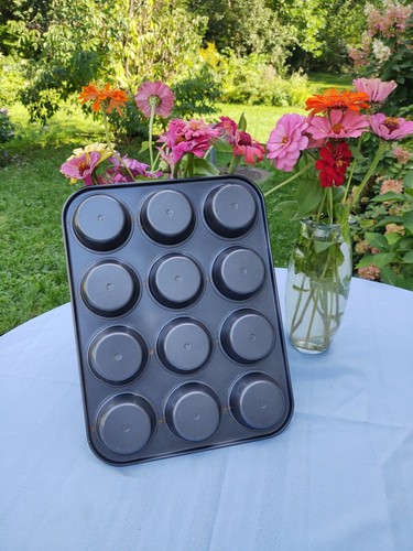 12 Cup Surprise Muffin Cupcake Pan - Picture 4 of 7