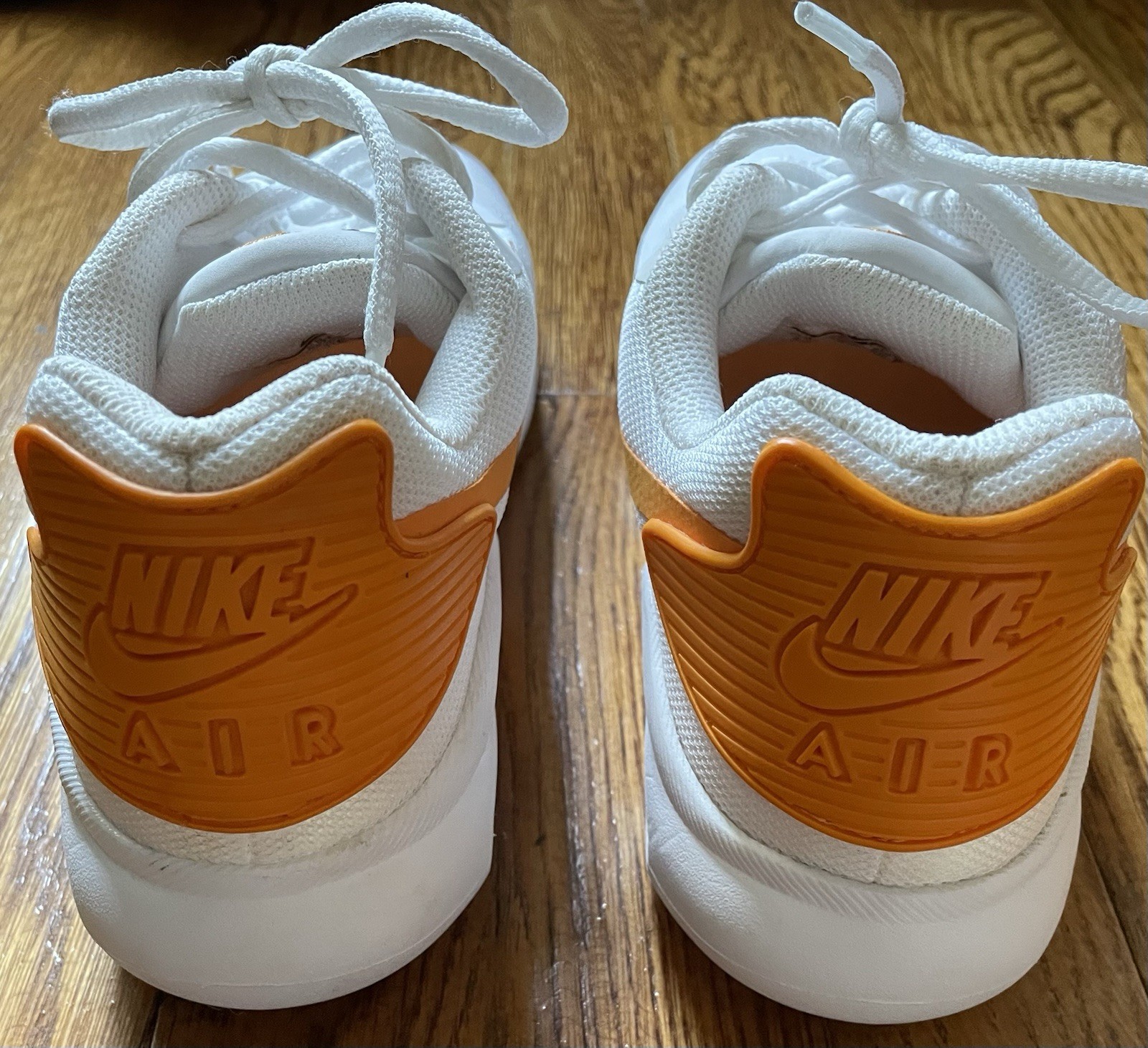 SAOLA Sneakers Nike donna taglia 8 bianche leggere con accenti arancioni