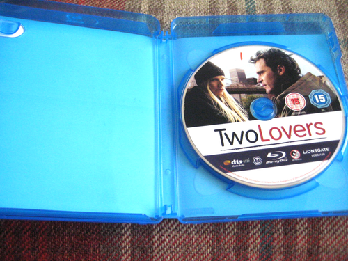 TWO LOVERS BLU RAY 2008 JOAQUIN PHOENIX GWYNETH PALTROW NR MINT DISC FREE P&P - Picture 3 of 3