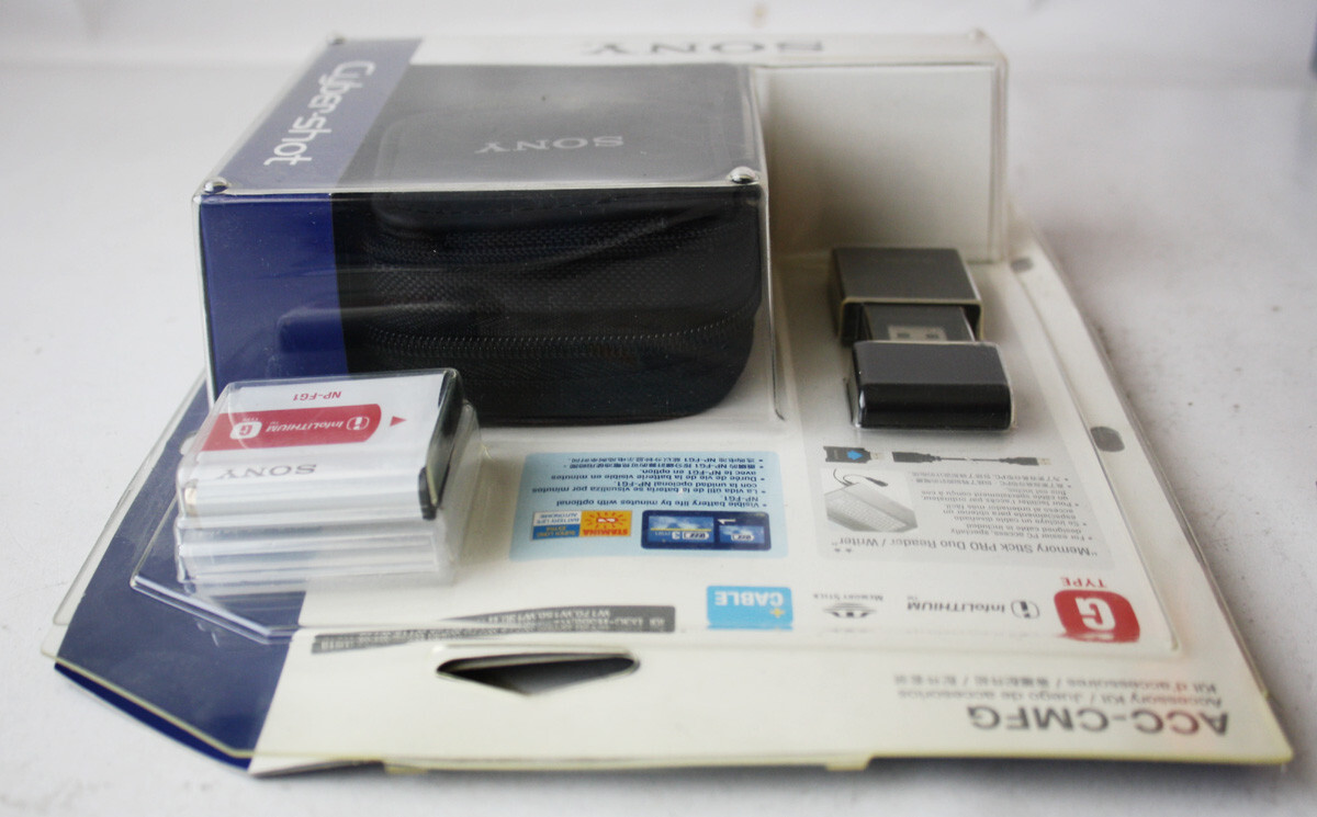 SONY　CYBERSHOT／アクセサリーキットACC-TRMFG SONY Cyber-shot ACCESSORY KIT ACC-CMFG MEMORY STICK PRO DUO