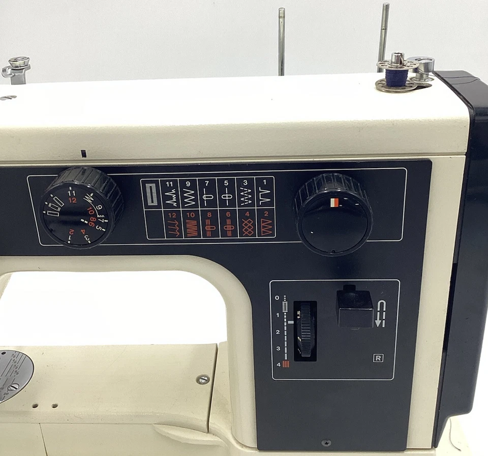 PFAFF VINTAGE SEWING MACHINE MODEL 213 (made in Germany) FULLY WORKING - Image 3 of 4