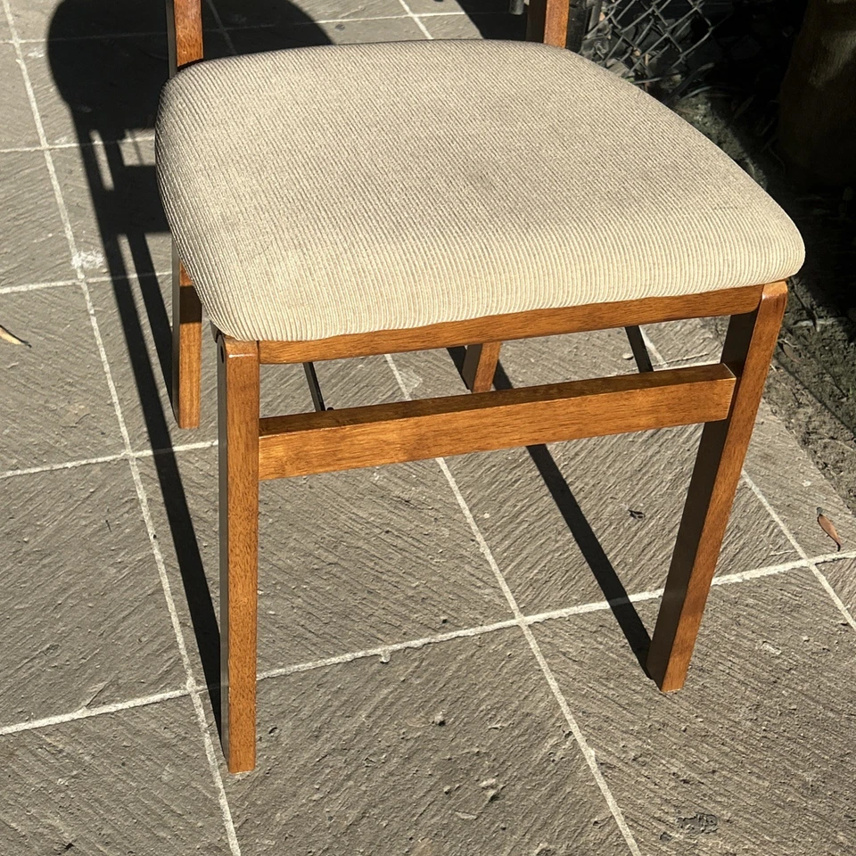 Paquete de 2 sillas plegables de madera maciza, tapicería acolchada, acabado madera frutal Stakmore Foto 3 de 4