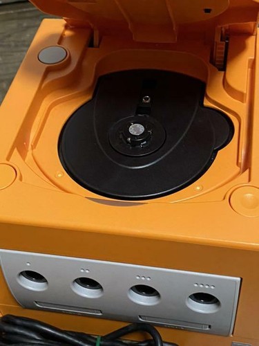 Nintendo GameCube main unit with orange controller - 第 5/7 張圖片