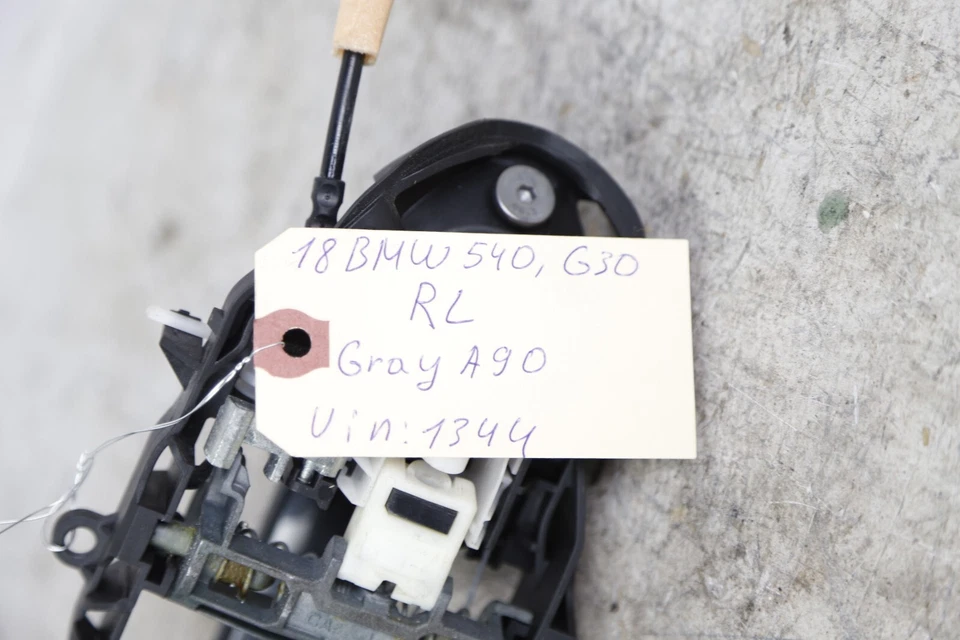 18-22 BMW G30 ЗАДНЯЯ ЛЕВАЯ БОКОВАЯ НАРУЖНАЯ ДВЕРНАЯ РУЧКА С ТРОСОМ СПУСКА СЕРЫЙ A90 - Изображение 4 из 4