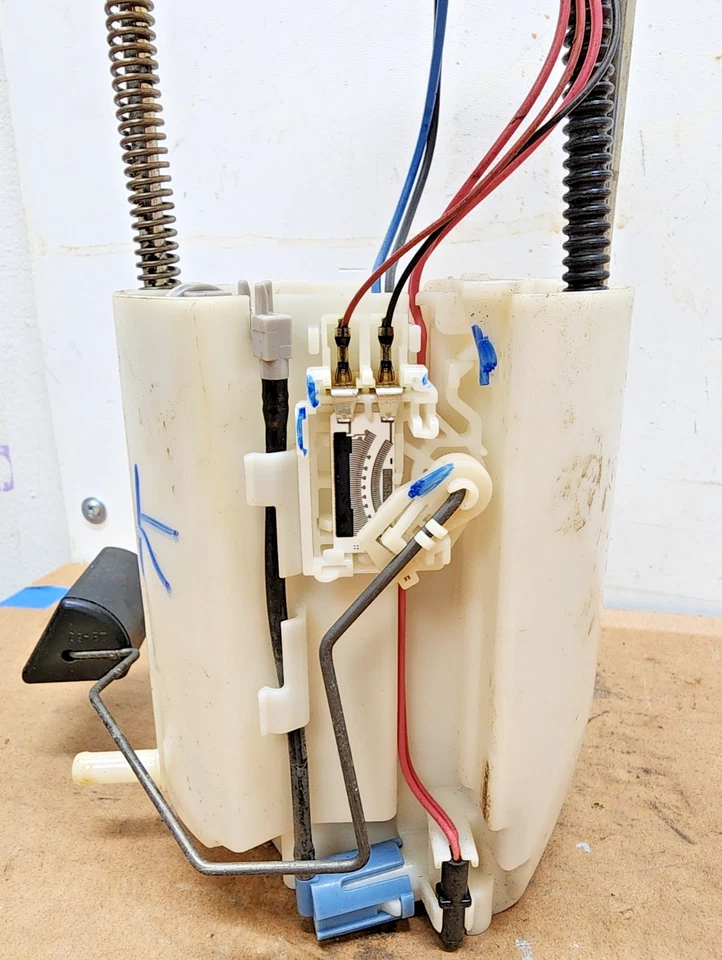 Conjunto de bomba de combustible Mitsubishi Lancer Galant Outlander 2003-2012 DENSO 101962-367 Foto 2 de 4