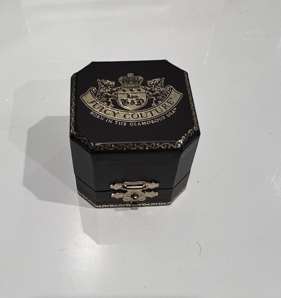 Juego de pendientes Juicy Couture - Tachuelas de flores y tachuelas de abeja con caja de regalo Foto 3 de 3