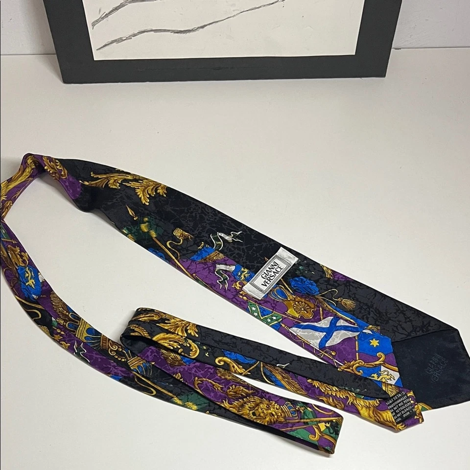 Corbata de seda Gianni Versace barroca escudo heráldico y estampado de Medusa Foto 2 de 4