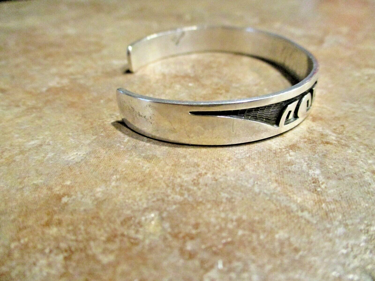 アクセサリー Hopicrafts vintage Tony Kyasyousie Vintage Silver Man in the Maze Hopi Overlay Bracelet by Tony