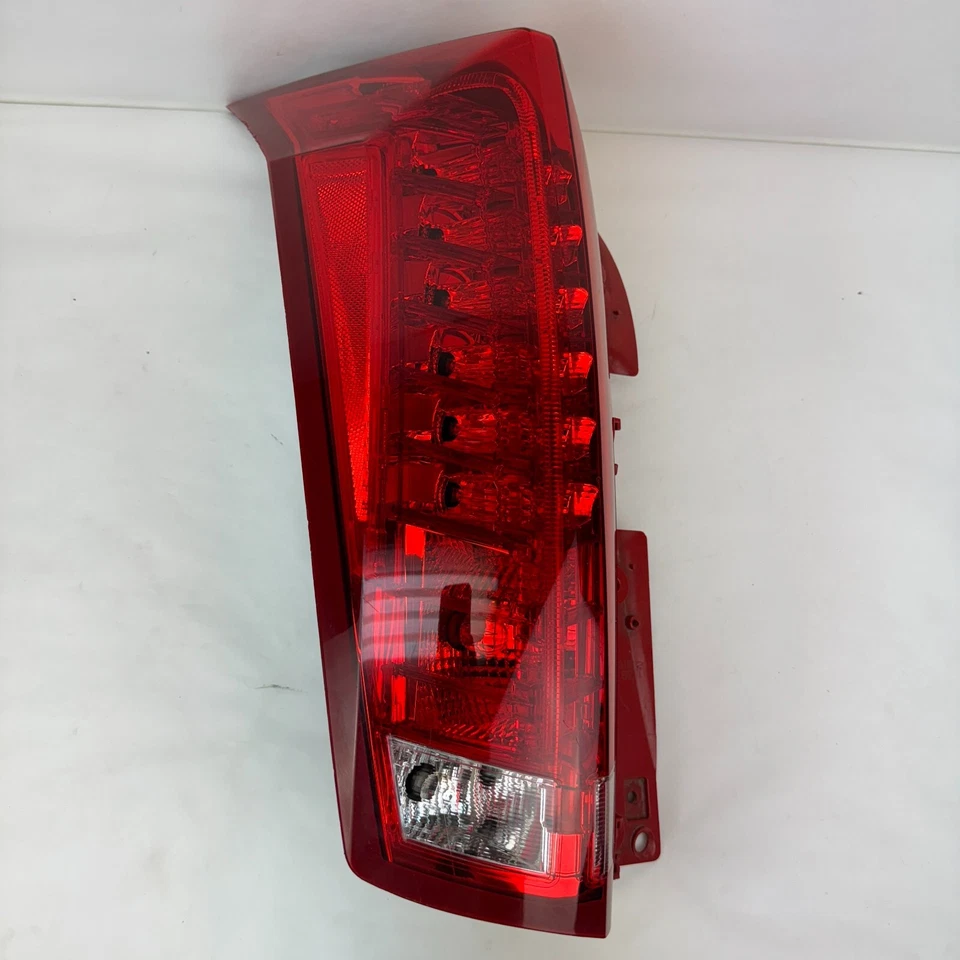Lámpara de luz trasera LED trasera izquierda del lado del conductor OEM 2010-2016 Cadillac SRX 22774014 Foto 2 de 4