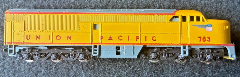 CON-COR/KATO N SCALE LOCOMOTIVE FAIRBANKS-MORSE ERIE-BUILT UNION PACIFIC #703 - Image 2 of 4