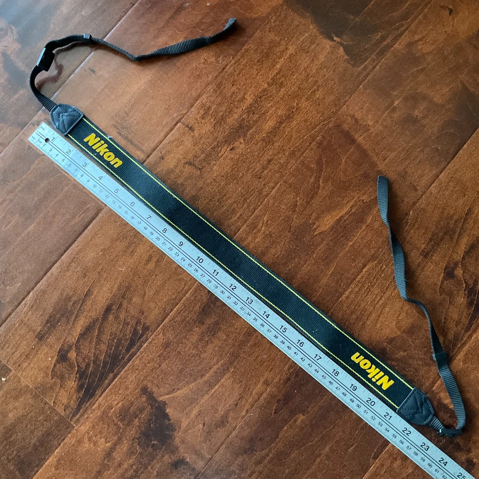 Correa de cámara Nikon vintage con logotipo amarillo + rayas - excelente estado Foto 4 de 4