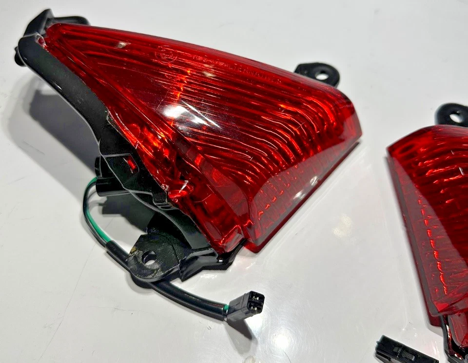 川崎忍者 ZX6/636、ZX10、ZX14、Concours、前转向信号镜头,红色 — 第 2/4 张图片