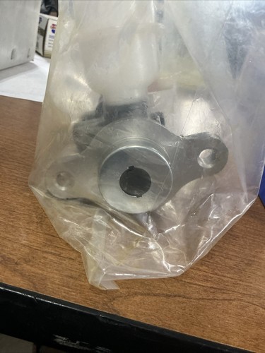 Brake master cylinder for Nissan Frontier 2000-2002 M630101 M630102 MC390838 NOS - Picture 3 of 4