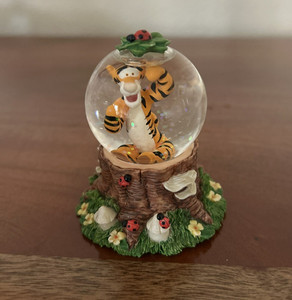 1998 Disney Tigger w/Ladybugs Mini Snow Globe Glitter 3” Disney Store Tree Stump