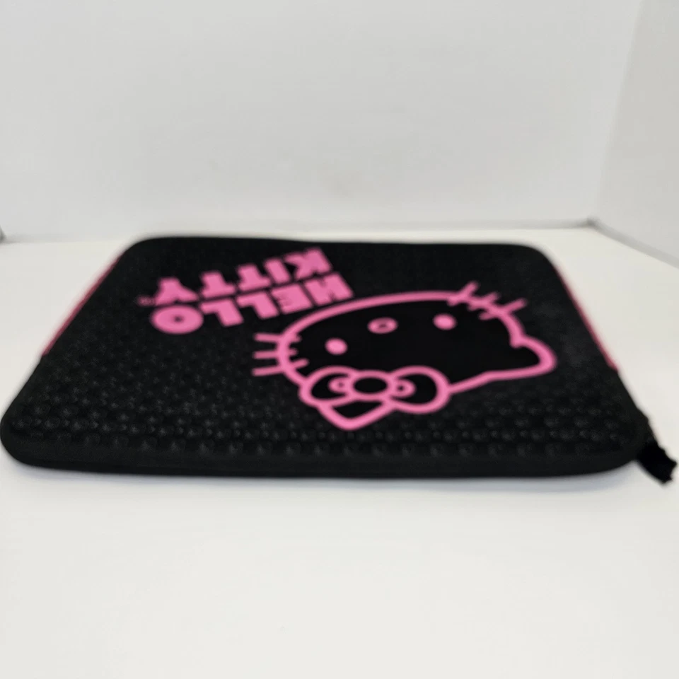 Funda para portátil Hello Kitty 10×15’ negra y rosa con logotipo bonita negra y rosa Foto 4 de 4