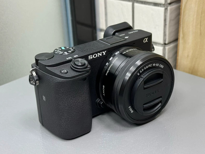 Sony Alpha A6400 24.1MM Mirrorless Digital Camera with 16-50mm lens Black