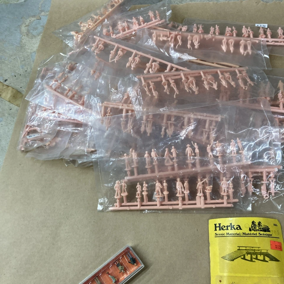 ENORME LOTE DE BONECOS E ACESSÓRIOS EM ESCALA HO 1/87. Principalmente novo em folha. Alguns usados - Imagem 3 de 4