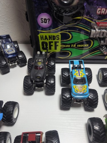 Hot Wheels Monster Jam Grave Digger Case W/12 Monster Trucks S64 - Picture 5 of 10