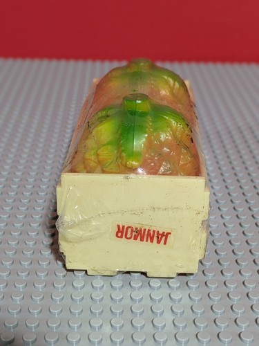 Vintage Salt & Pepper Shakers Plastic Hawaiian Pineapples in Crate - New NOS - Picture 2 of 6