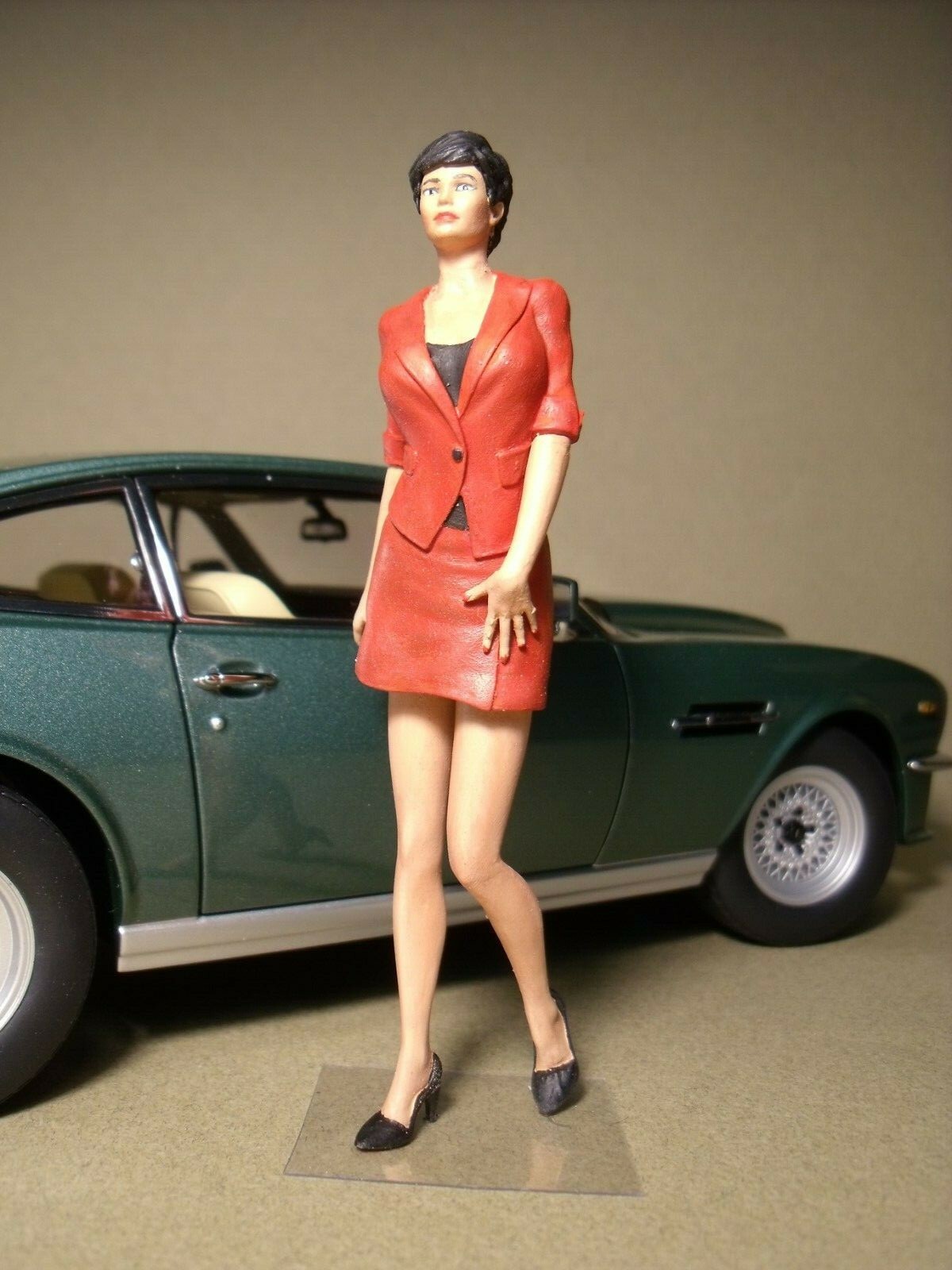 Figurine 1/18 Roxanne miniature non peinte Vroom pour garage Autoart
