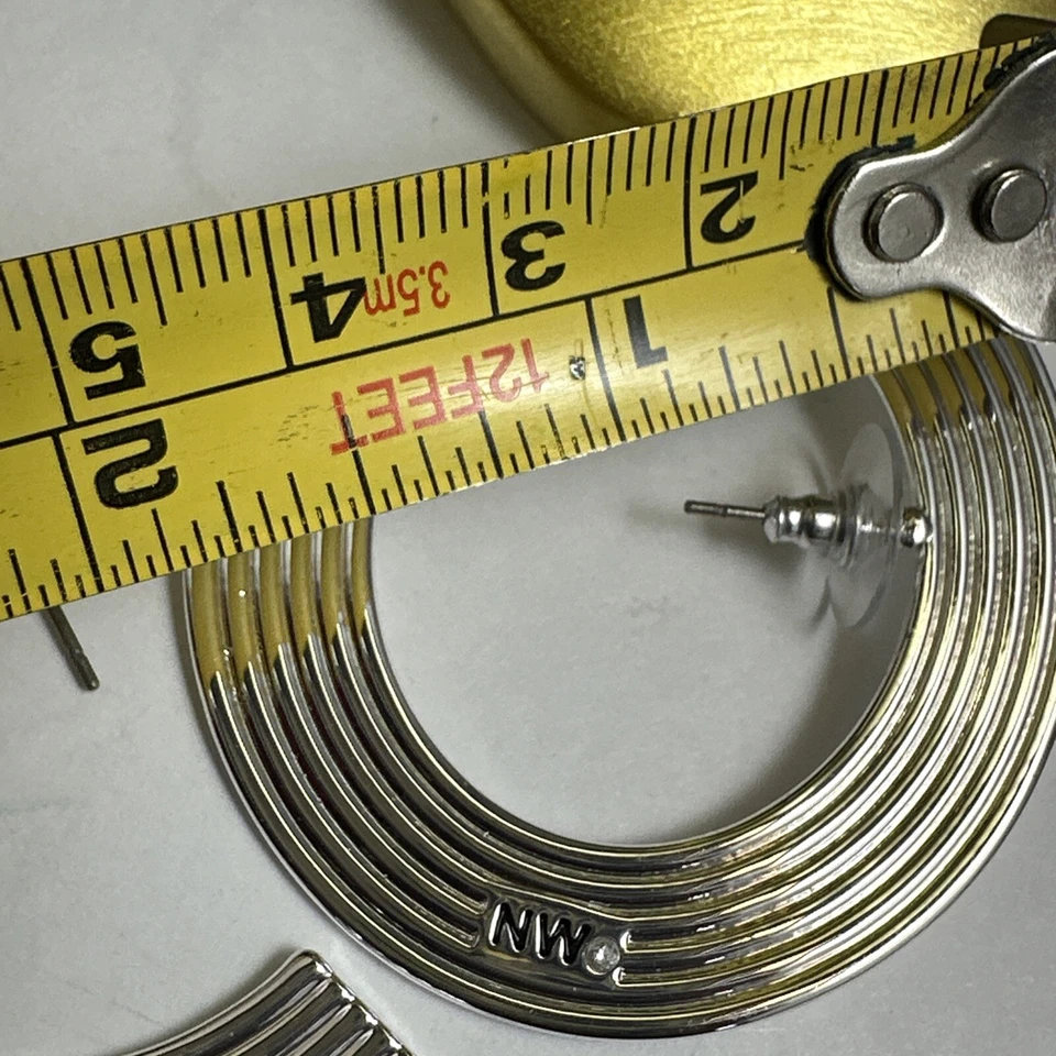 Pendientes lóbulo de aro de nueve oeste en tono plata Foto 3 de 4