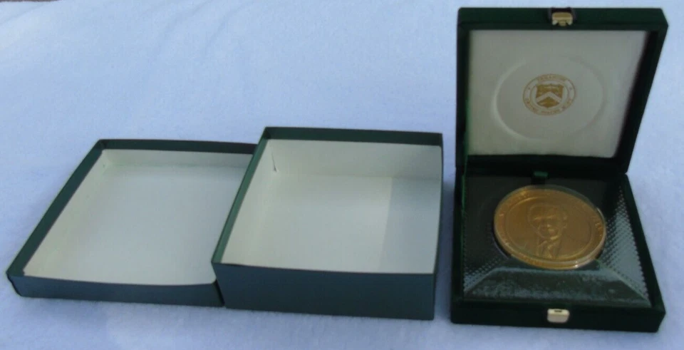 US Mint Nelson Mandela Bronze Medal 3” 255g 9oz Original Box South Africa 1998 - Image 2 of 4