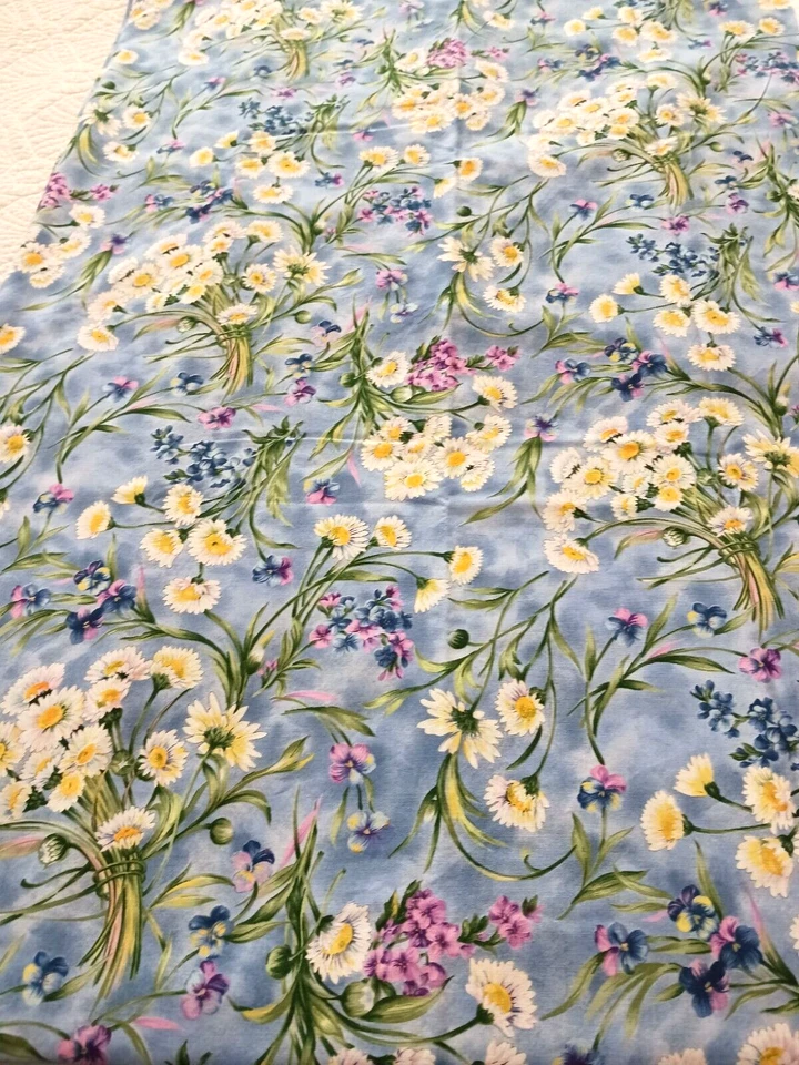 Tela de algodón acolchada Upsy Daisy azul cielo con margaritas Ro Gregg para Northcott 2088 Foto 3 de 4