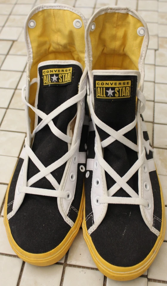 VINTAGE VERY RARE CONVERSE  ALL STAR HI TOP IN BLUE/WHT SIZE 8 M #10237 MADE USA - Image 2 of 4