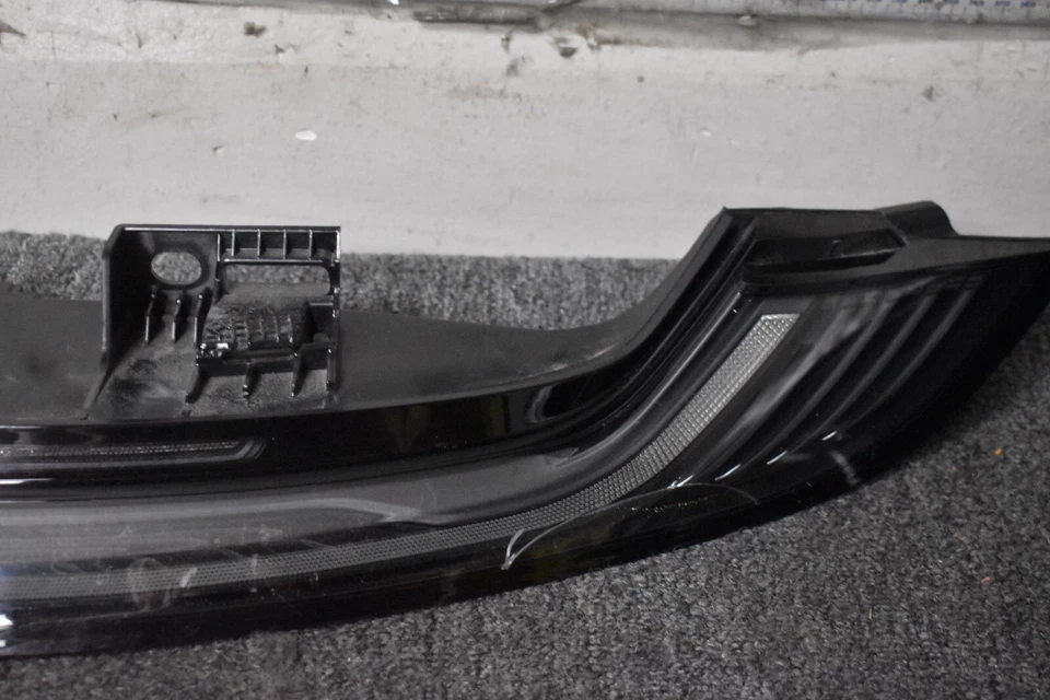 2020-2023 PORSCHE 911 CARRERA TAIL LIGHT RIGHT SIDE FACTORY OEM - Image 3 of 4