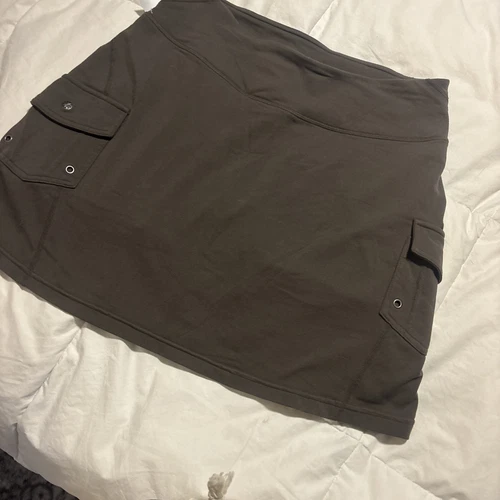 Athleta Cargo Pocket Skort Women's Size Small Sage  Green Nylon snap Pocket