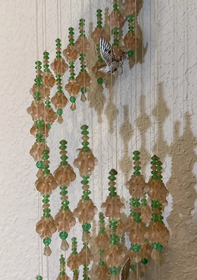Timbre de viento móvil colgante vintage de 23" colibríes rosas y verdes con cuentas Foto 3 de 4