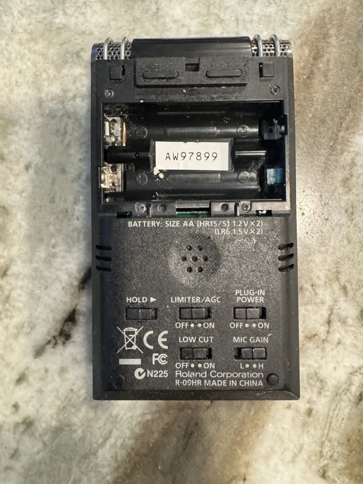 ROLAND Edirol R-09 — 24 bit Wave MP3 Recorder & Player — Black — Not Working - Image 3 of 4