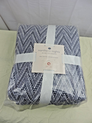 Northern Nights 100% Cotton Printed Chevron Blanket Blue / White King