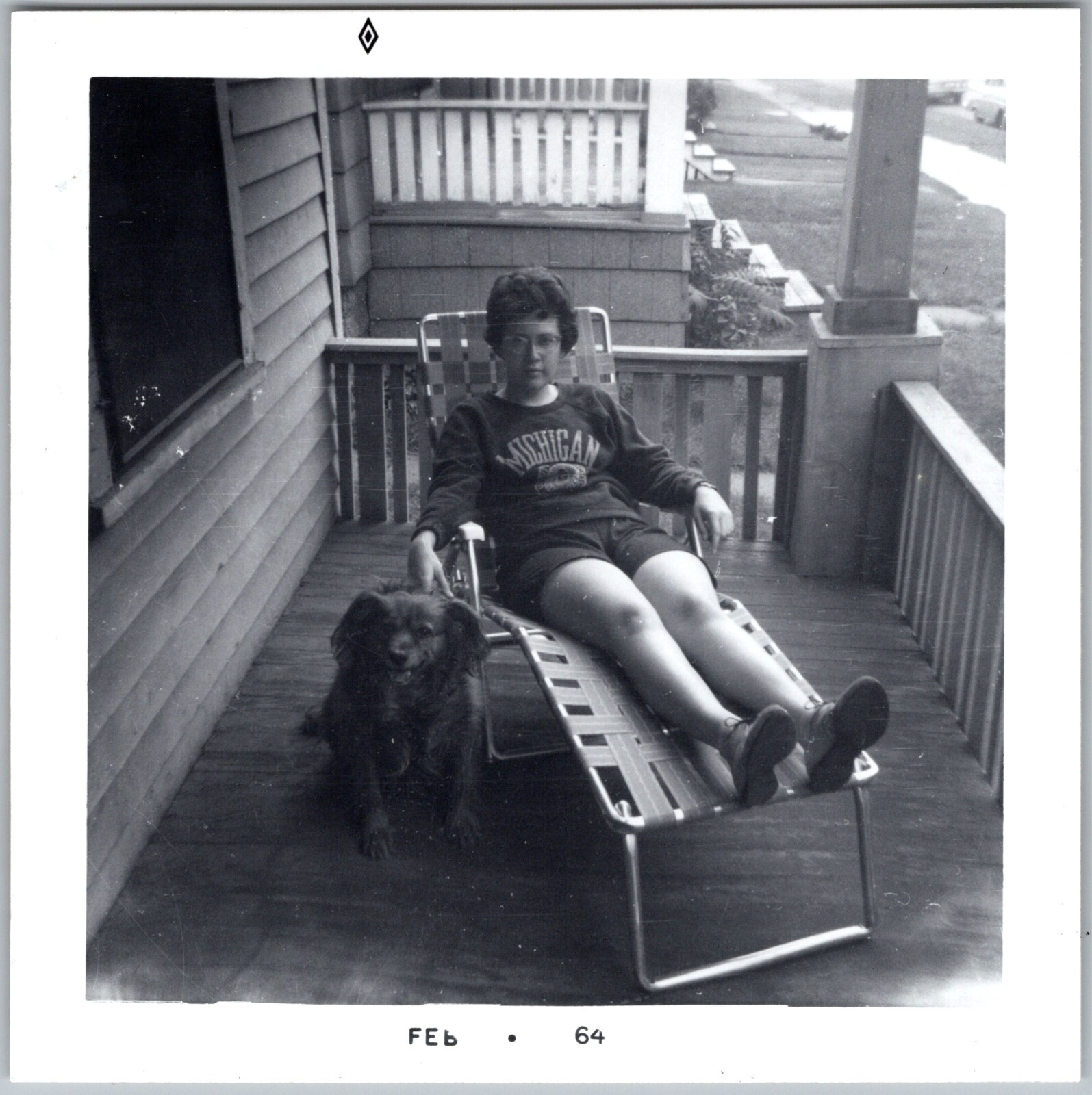 LARGE LOT OF 32 VINTAGE B&W SNAPSHOTS PEOPLE WITH THEIR DOGS PETS — additional view