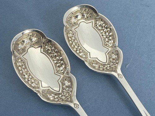 STUNNING BOXED PAIR ANTIQUE VICTORIAN ORNATE SOLID SILVER BERRY SPOONS SHEF 1894 - Picture 7 of 16