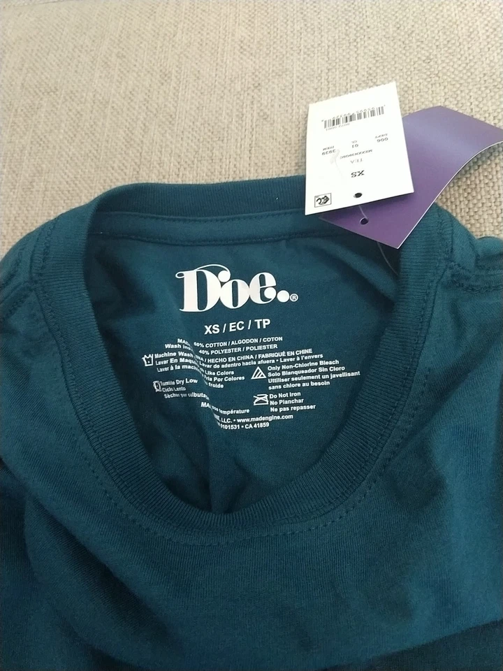 Woman's Maui Hawaii Aloha Graphic T-Shirt, Size XS Front Pocket  - Image 4 of 4