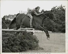 1941 Press Photo Nancy Redmond rides "Camp" at Huntington Crescent Club Show, NY