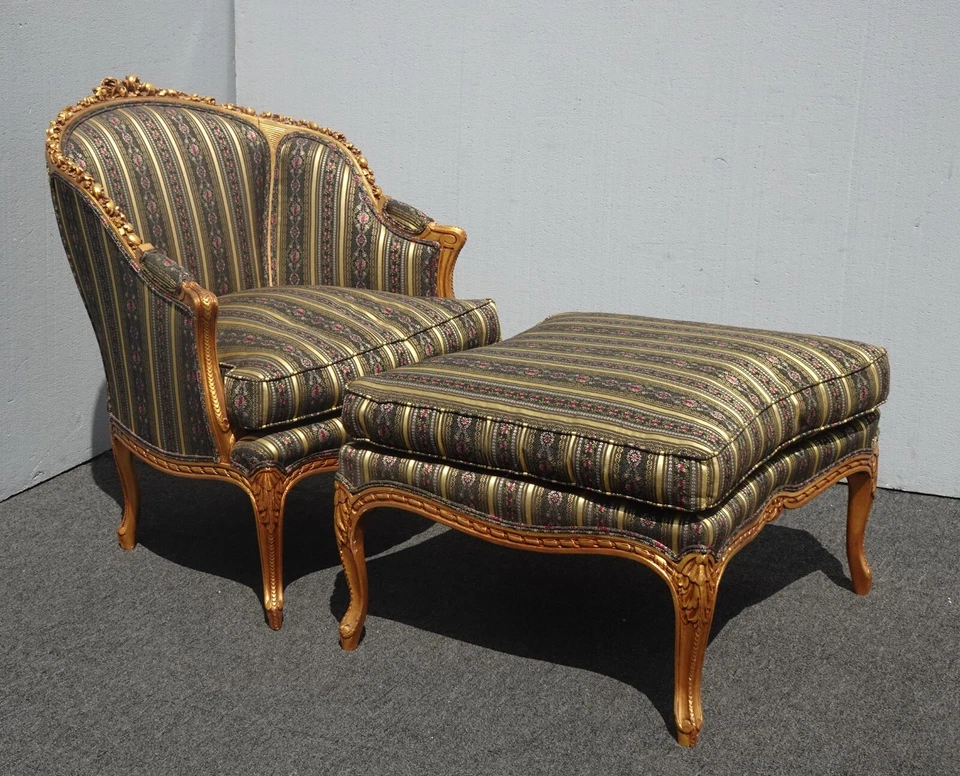 Silla de club y otomana vintage francesa Luis XVI dorada ornamentada con cojines de plumón Foto 3 de 4