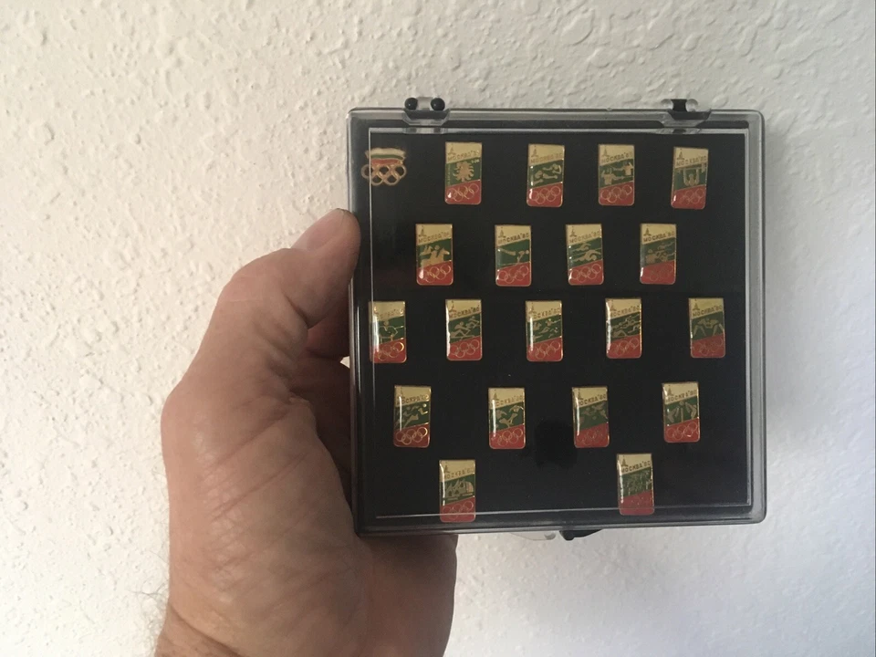 1980 Moscow Olympic NOC Bulgaria Delegation Set of 19 Pin Badges - Image 3 of 4