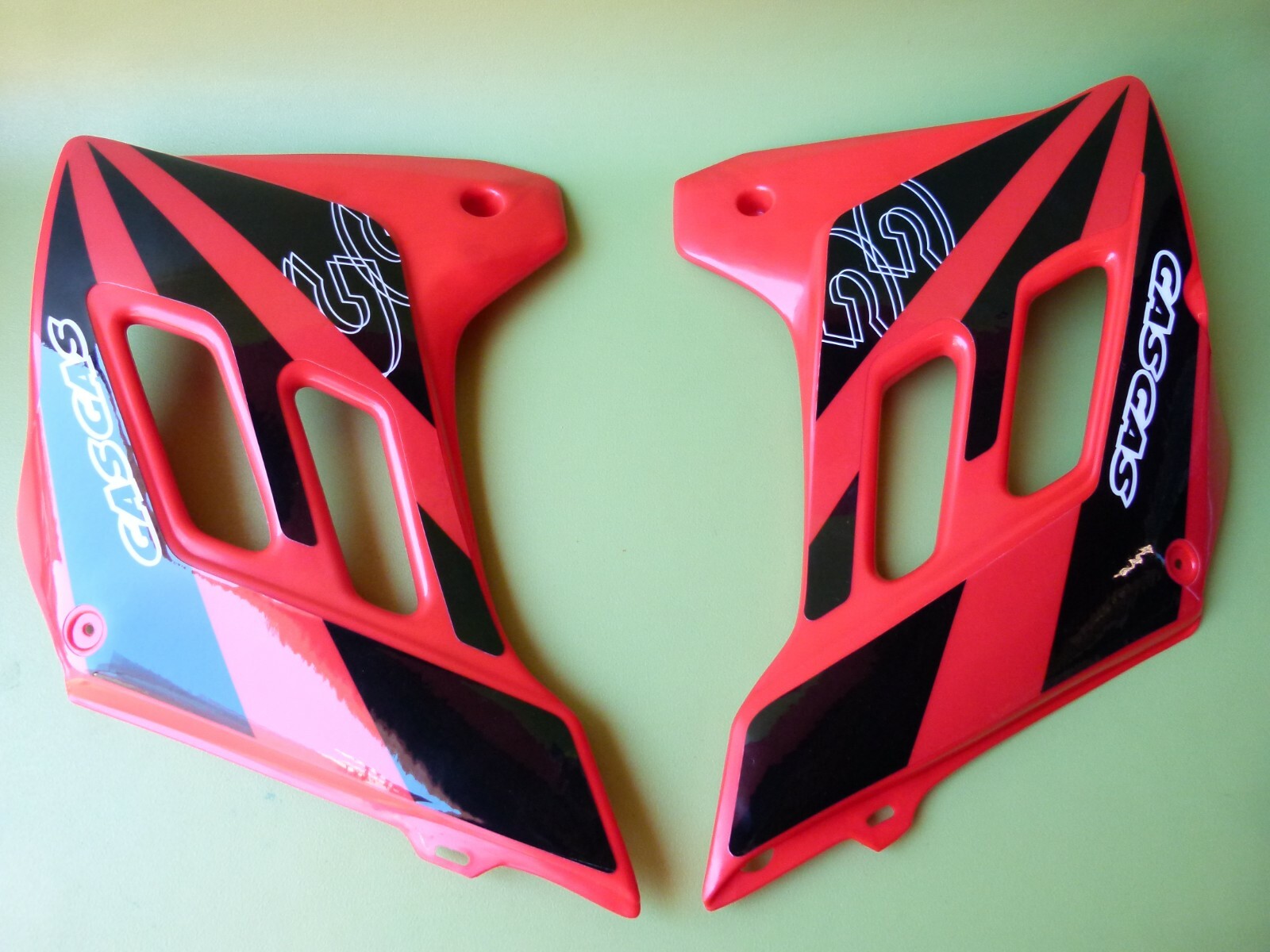 Ouïes de radiateur Gasgas EP400 rouge pour optimiser le refroidissement moteur
