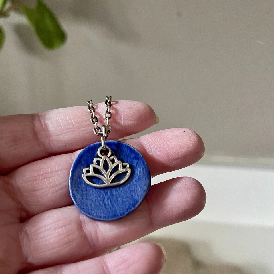 Colar Boho azul vitrificado cerâmica medalhão pingente flor de lótus tom prata 24"" - Imagem 2 de 4